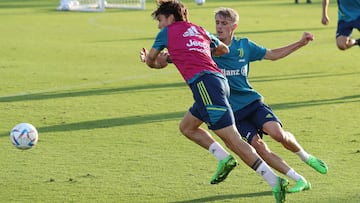 Los Angeles (United States), 29/07/2022.- Matías Soulé (L) and Nicolò Rovella (R) in action as the Juventus F.C. squad trains at Loyola Marymount University in Los Angeles, California, USA, 28 July 2022. Juventus F.C. trains ahead of its match against Real Madrid at the Rose Bowl in Pasadena on 30 July. (Estados Unidos) EFE/EPA/CAROLINE BREHMAN
