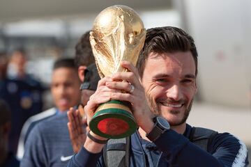 BOR129. Roissy En France (France), 16/07/2018.- France's goalkeeper Hugo Lloris lifts the World Cup trophy as he arrives by plane with the team at Roissy Charles de Gaulle international airport near Paris, France, 16 July 2018. France won 4-2 the FIFA Wor