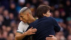 Soccer Football - Premier League - Tottenham Hotspur v Nottingham Forest - Tottenham Hotspur Stadium, London, Britain - March 11, 2023 Tottenham Hotspur's Richarlison with manager Antonio Conte after being substituted Action Images via Reuters/Andrew Couldridge EDITORIAL USE ONLY. No use with unauthorized audio, video, data, fixture lists, club/league logos or 'live' services. Online in-match use limited to 75 images, no video emulation. No use in betting, games or single club /league/player publications.  Please contact your account representative for further details.