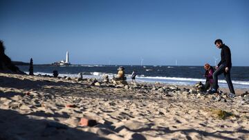 El buen tiempo en el Reino Unido ha provocado que la gente acuda a las playas.