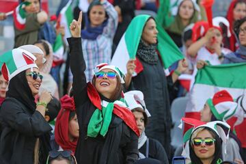 Seguidoras iraníes animan a la Selección de su país en el Estadio Azazi en Teherán. Irán venció 14-0 a Camboya en la fase de grupos de clasificación para el Mundial de 2022.