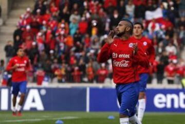 Arturo Vidal y de fondo Enzo Roco realizan el trabajo precompetitivo.