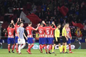 Saludos de los jugadores tras el pitido final. 