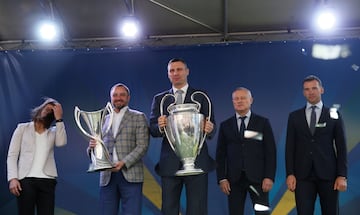 Vitali Klitschko, alcalde de Kiev y exboxeador, Andriy Pavelko, presidente de la Federación Ucraniana de Fútbol, Andriy Shevchenko e Iya Andrushchak. 