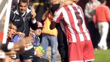 <b>EFUSIVO. </b>Uche le pegó un gran abrazo a Lillo tras su gol.