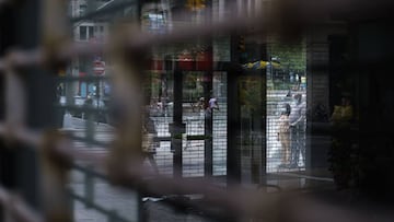 New York (United States).- People walk past a shuttered business in New York, New York, USA, on 18 June 2020. New U.S. Department of Labor numbers released today showed that another 1.5. million people filed for state unemployment benefits last week, the 