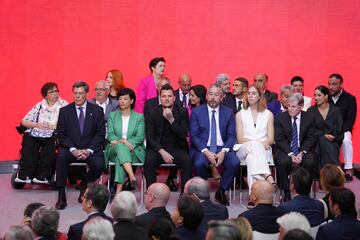 Los galardonados durante el acto de entrega de Medallas de la Comunidad de Madrid y de las condecoraciones de la Orden del Dos de Mayo. 
 