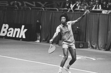 El mítico tenista, con la colaboración del escritor Arnold Rampersad, plasmó su biografía en un libro que se volvió Bestseller y obtuvo grandes reseñas en periódicos como el New York Times. Seropositivo, primer y único afroamericano en ganar Wimbledon y el US Open, un activista en pro de los derechos de las personas con SIDA, una vida que merece muchas páginas para ser contada.