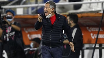 Futbol, Universidad Catlica vs Union La Calera.
 Trigesima tercera fecha, campeonato nacional 2021.
 El entrenador de Universidad Catolica Ariel Holan, dirige a sus jugadores durante el partido contra Union La Calera por primera division en el Estadio San Carlos de Apoquindo.
 Santiago, Chile.
 10/02/2021
 Felipe Zanca/Photosport
 
 Football, Universidad Catolica vs Union La Calera.
 33th date, 2021 National Championship.
 Universidad Catolica&#039;s head coach Ariel Holan, gives instructions to his players during the first division football match against Union La Calera at San Carlos de Apoquindo stadium.
 Santiago, Chile.
 10/02/2021
 Felipe Zanca/Photosport