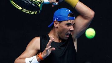 Rafa Nadal devuelve una bola durante un entrenamiento en Melbourne de cara al Open de Australia.