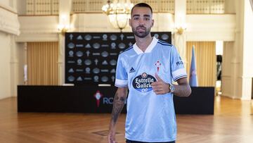 Brais M&eacute;ndez posa con la nueva camiseta del Celta tras firmar su contrato de renovaci&oacute;n.