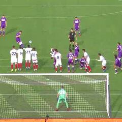 ¡También sabe tirar faltas! ¡Y qué falta! Impresionante Vlahovic