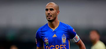 El mediocampista llegó a Tigres en el Apertura 2013 procedente de Lanús. 'El Conde' encajó inmediatamente con los felinos y levantó dos títulos de liga. Después de un paso sin brillo en Sevilla, el volante regresó al cuadro de la UANL y volvió a levantar la copa.