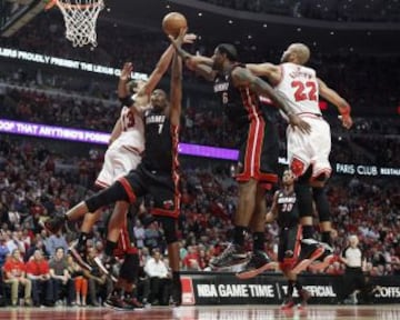 Miami Heat contra Chicago Bulls durante el partido de la Conferencia Este de semifinales de la serie de playoffs de la NBA en Chicago.