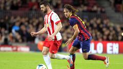 El delantero del Almeria, Rodri (i), conduce el balón ante el defensa del F. C. Barcelona, Carles Puyol, durante el encuentro de primera división que disputan esta noche en el estadio del Camp Nou.