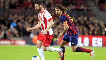 El delantero del Almeria, Rodri (i), conduce el balón ante el defensa del F. C. Barcelona, Carles Puyol, durante el encuentro de primera división que disputan esta noche en el estadio del Camp Nou.