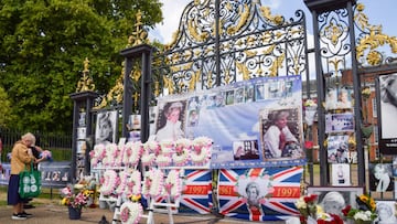 Flowers and tributes to Princess Diana seen outside Kensington Palace. People brought flowers, pictures and other tributes to mark the 25th anniversary of Princess Diana's death.