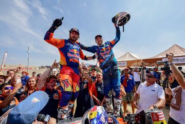 Toby Price de Australia y Matthias Walkner de Austria, primero y segundo respectivamente en motos del Dakar 2019.