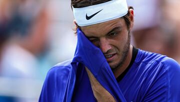 El tenista estadounidense Taylor Fritz se lamenta durante su partido ante Daniel Evans en el Citi Open de Washington.