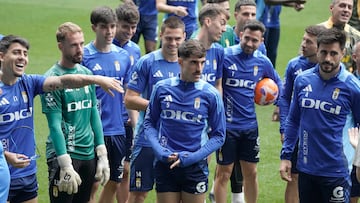 10/06/25 REAL OVIEDO ENTRENAMIENTO GRUPO
10/06/2025.- Oviedo.- FUTBOL HYPERMOTION.- El autor de los dos goles del equipo en Almería, Nacho Vidal (c) rodeado de sus compañeros esta mañana. El Real Oviedo realizó el último entrenamiento en el estadio Carlos Tartiere antes del partido de vuelta de la primera fase de ascenso frente al Almería en el estadio ovetense de la LaLiga Hypermotion con opciones pasar a la última fase tras la victoria en Almería y lograr el ascenso a primera división.