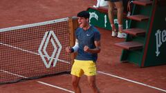 Tennis - French Open - Roland Garros, Paris, France - June 7, 2024 Spain's Carlos Alcaraz celebrates winning his semi final match against Italy's Jannik Sinner REUTERS/Gonzalo Fuentes