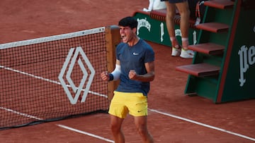 Tennis - French Open - Roland Garros, Paris, France - June 7, 2024 Spain's Carlos Alcaraz celebrates winning his semi final match against Italy's Jannik Sinner REUTERS/Gonzalo Fuentes