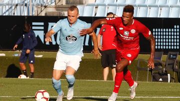 Stanislav Lobotka avanza con el bal&oacute;n ante la presencia de un futbolista del Mainz O5 alem&aacute;n. 