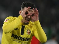 Villarreal's French forward #09 Georges Mikautadze celebrates scoring his team's second goal during the Spanish League football match between Elche CF and Villarreal CF at Martinez Valero Stadium in Elche on January 3, 2026. (Photo by JOSE JORDAN / AFP)