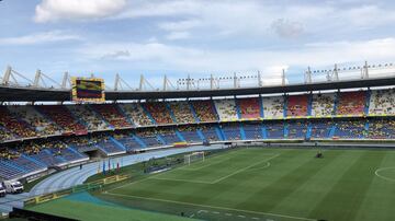 Los hinchas de la Selección Colombia acompañan al equipo en su partido ante Ecuador por las Eliminatorias Sudamericanas en el Metropolitano.