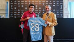 El lateral izquierdo Manu Sánchez y el presidente Carlos Mouriño posan con la camiseta del Celta durante la presentación del defensa en A Sede.