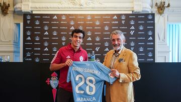 El lateral izquierdo Manu Sánchez y el presidente Carlos Mouriño posan con la camiseta del Celta durante la presentación del defensa en A Sede.