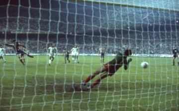 El 28 de septiembre de 1977 el Atlético de Madrid tenía que remontar el 2-1 de la ida al Dinamo Bucarest en la primera ronda de la Copa de Europa. Los del Manzanares ganaron 2-0 en el Calderón con goles de Benegas y Rubén Cano.