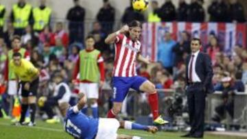 En forma. Filipe supera a Mikel Rico en el duelo del domingo.