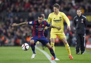 Dani Alves y Luciano Vietto.