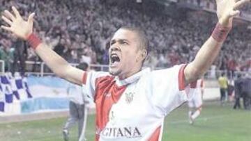 <b>POR UN DETALLE. </b>Dani Alves fue internacional Sub 21 con Brasil y español con 22 años.