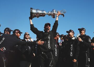 El 'Oracle' estadounidense levantó la 'Jarra de las Cien Guineas', el trofeo que se concede por conquistar la Copa América, en 2013 tras un hito nunca visto antes. El 'Team New Zealand' neozelandés dominaba la final por un contundente 8-1 y sólo un triunfo más, pero el equipo americano no se rindió. Hizo modificaciones en su catamarán y empezó a volar sobre el agua ganando con autoridad las siguientes mangas hasta empatar a ocho. El duelo final fue el 25 de septiembre y la superioridad de la embarcación del millonario Larry Ellison fue total aventajando en 44 segundos en la meta para cerrar la remontada y ganar la Copa América.