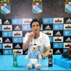 El reto de Mario Salas a periodista por culpa de un celular