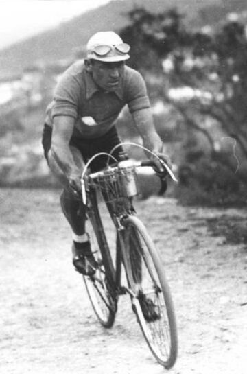 Quedó segundo en la primera edición de la Vuelta a España en 1935.