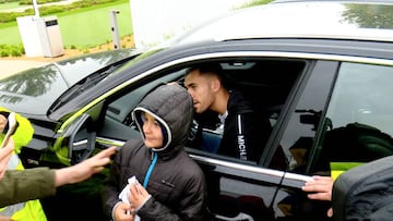 Ceballos se para a firmar autógrafos y al preguntarle por Zidane reacciona así