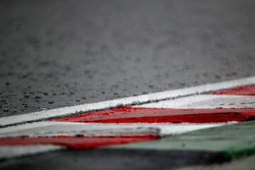 Los barcos de papel amenizan la lluvia en Suzuka