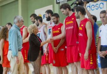 Manuela Carmena saludando a Pau Gasol.