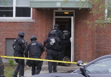 Los miembros del SWAT entran en un apartamento, en busca del sospecho, de los atentados de Boston, que escapo de la policía.