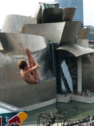 El líder de la clasificación, el británico Gary Hunt, durante la ronda clasificatoria para la final de la prueba del 'Red Bull Cliff Diving 2015' de Bilbao.