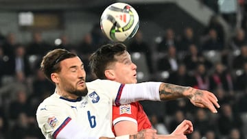 Gudelj, a la izquierda, en el partido contra Austria.