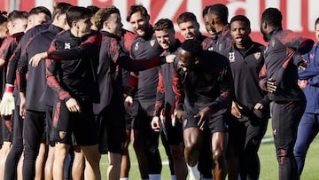 Akor Adams recibe las clásicas collejas de sus nuevos compañeros en el Sevilla.