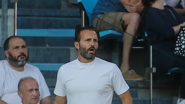 VIGO (PONTEVEDRA), 23/08/2024.- El entrenador del Valencia, Rub¨¦n Baraja, durante el partido de Liga en Primera Divisi¨®n que Celta y Valencia CF disputan este viernes en el estadio de Bala¨ªdos, en Vigo. EFE/Salvador Sas