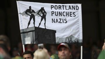 Portland Timbers sacó el banderín que se le entrega al capitán rival un mensaje de apoyo a la lucha contra el anti-fascismo y el racismo.