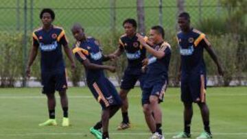 Los jugadores de la selección nacional de Colombia Carlos Sánchez, Victor Ibarbo, Guillermo Cuadrado, Carlos Bacca y Cristian Zapata participan en la segunda práctica del seleccionado nacional en el Centro de Formación de Atletas Presidente Laudo Natel, sede de los equipos juveniles del Sao Paulo, hoy, lunes 9 de junio de 2014, en Cotía (Brasil). Colombia se prepara para enfrentar a Grecia el próximo 14 de junio en Belo Horizonte.