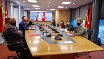 El vicepresidente, consejero de Deportes, Transparencia y portavoz de la Comunidad de Madrid, Ignacio Aguado (2i); el consejero de Sanidad, Enrique Ruiz Escudero (3i); la Secretaria de Estado de Sanidad, Silvia Calzón (4d); la ministra de Política Territorial y Función Pública, Carolina Darias (3d); el ministro de Sanidad, Salvador Illa (2d); y el director del Centro de Coordinación de Alertas y Emergencias Sanitarias -CCAES- Fernando Simón (1d), participan en una reunión del Grupo Covid-19 para frenar la evolución de la pandemia en Madrid, en la Real Casa de Postas, Madrid (España), a 29 de septiembre de 2020.
29 SEPTIEMBRE 2020
Óscar J.Barroso / Europa Press
29/09/2020