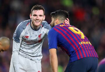 Robertson y Suárez durante la ida de la Champions League.